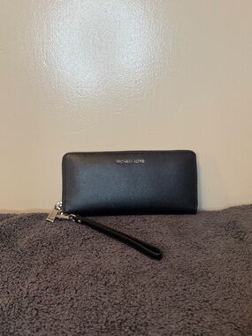 Michael Kors Jet Set Travel Black Pebble Leather Continental Wallet Wristlet